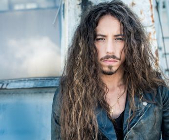 Michał Szpak z zespołem