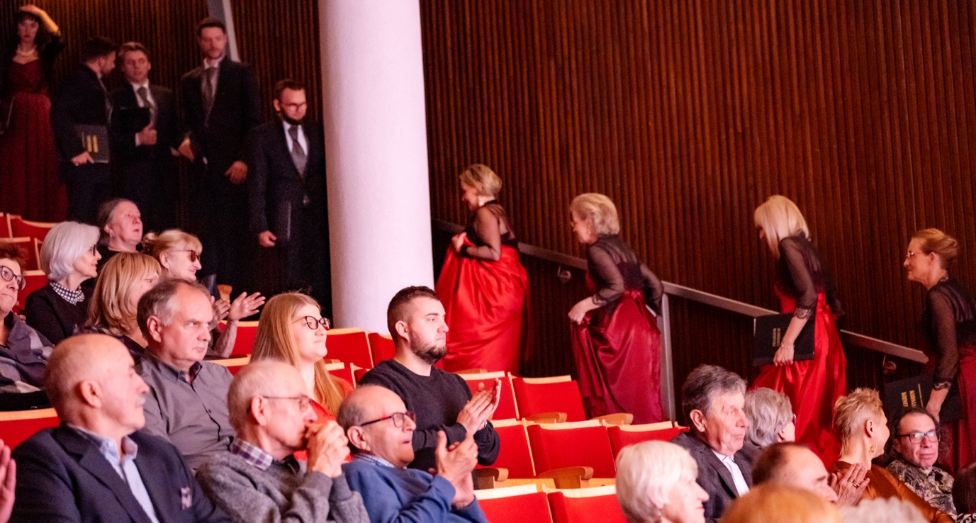 Między niebem a ziemią